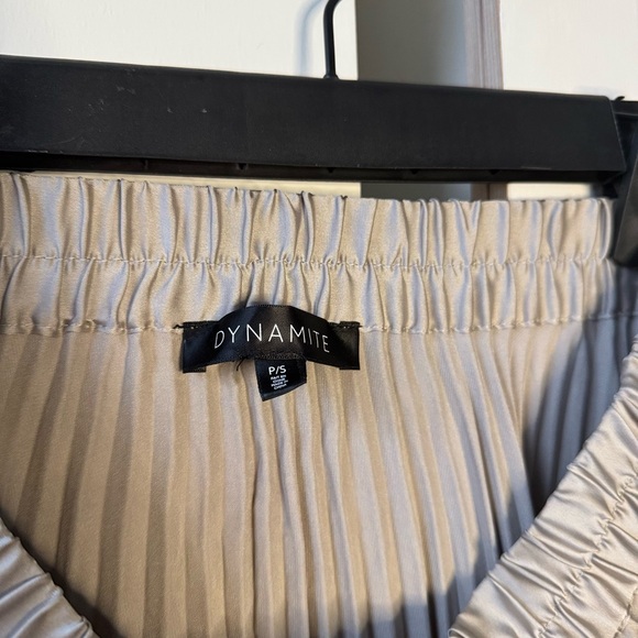 Dynamite Pleated Skirt - Picture 2 of 2